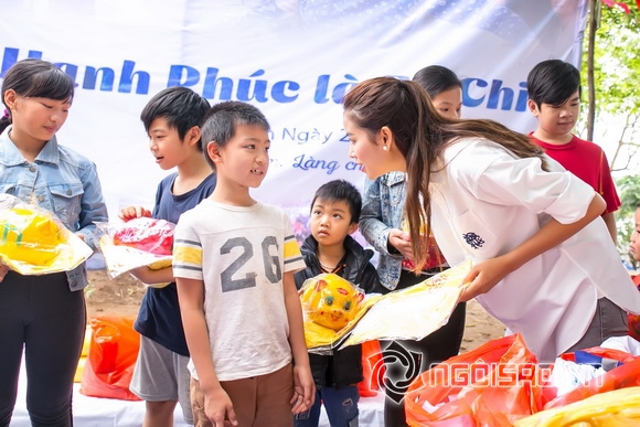 Phạm Hương đi từ thiện 2 Hoa hậu phạm hương,hoa hậu hoàn vũ việt nam 2015,phạm hương đi từ thiện