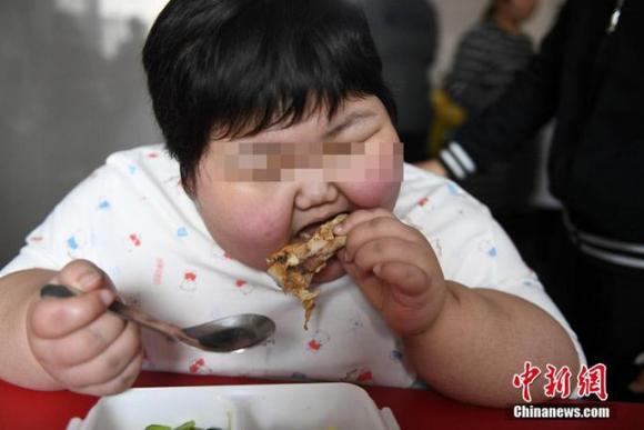 đời sống trẻ,cô bé Trung Quốc,cô bé Xiao Yun,cô bé 7 tuổi nặng 75kg