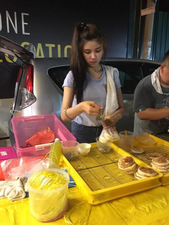 Cô gái Malaysia bán bánh chợ đêm , cô gái bán bánh, cô gái trẻ, đời sống trẻ
