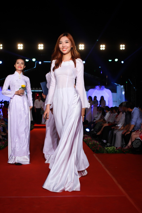 Sen Nhi Thu, NTK Minh Châu, Thời trang sao Việt