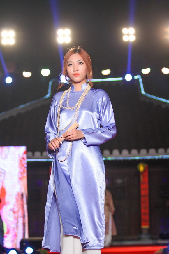 Sen Nhi Thu, NTK Minh Châu, Thời trang sao Việt