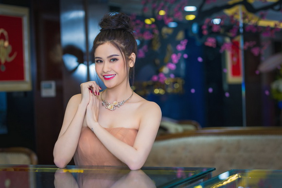 truong-quynh-anh-293-2-ngoisao.vn-w580-h387 8 Tuần lễ Kim cương & Đá quý SJC, Trương Quỳnh Anh, Kim cương & Đá quý SJC