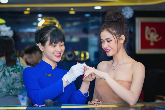 truong-quynh-anh-293-3-ngoisao.vn-w580-h387 7 Tuần lễ Kim cương & Đá quý SJC, Trương Quỳnh Anh, Kim cương & Đá quý SJC