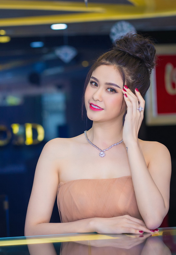 truong-quynh-anh-293-7-ngoisao.vn-w580-h841 3 Tuần lễ Kim cương & Đá quý SJC, Trương Quỳnh Anh, Kim cương & Đá quý SJC