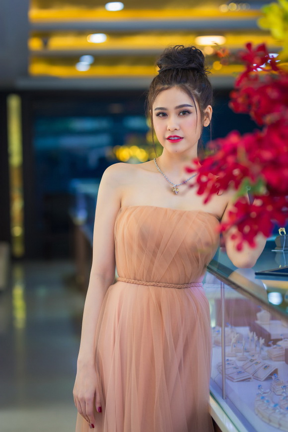 truong-quynh-anh-293-9-ngoisao.vn-w580-h870 1 Tuần lễ Kim cương & Đá quý SJC, Trương Quỳnh Anh, Kim cương & Đá quý SJC