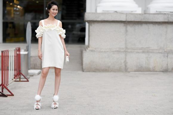 Hoa hậu Dương Thùy Linh đẹp mong manh trên phố