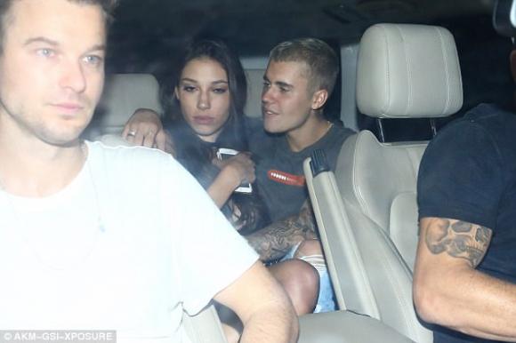 Justin Bieber, Justin Bieber tình tứ bên bạn gái mới, Selena Gomez , sao Hollywood, nam ca sĩ Justin Bieber 