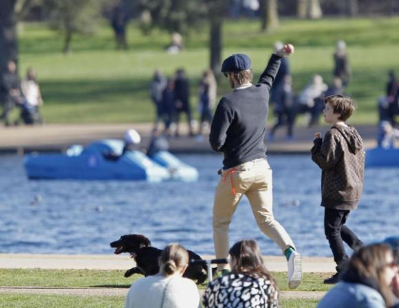 David Beckham, cựu danh thủ David Beckham, David Beckham và con trai út, David Beckham giải cứu con trai, sao Hollywood