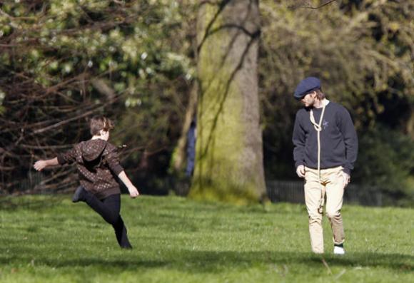 David Beckham, cựu danh thủ David Beckham, David Beckham và con trai út, David Beckham giải cứu con trai, sao Hollywood