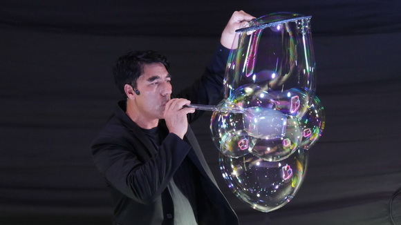 fan-yang-44-2-ngoisao.vn-w580-h326 1 Fan Yang, Phù thủy bong bóng Fan Yang, Fan Yang tới Việt Nam