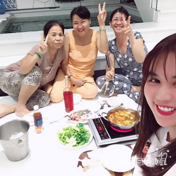 Người mẫu ngọc trinh,nữ hoàng nội y ngọc trinh,ngọc trinh nhậu với mẹ