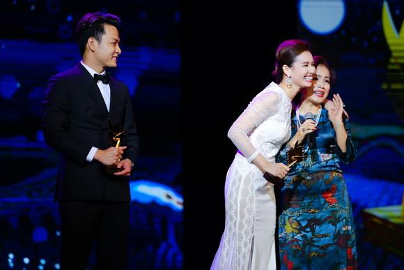 Sau sự cố trao giải, Lã Thanh Huyền tặng lại cúp cho NSƯT Minh Trang