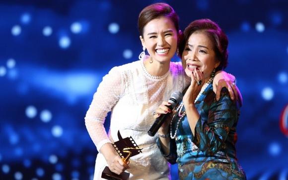 Sau sự cố trao giải, Lã Thanh Huyền tặng lại cúp cho NSƯT Minh Trang