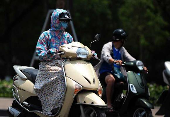Người Sài Gòn với đủ kiểu váy chống nắng đợt nóng đỉnh điểm coi chừng hiểm  họa
