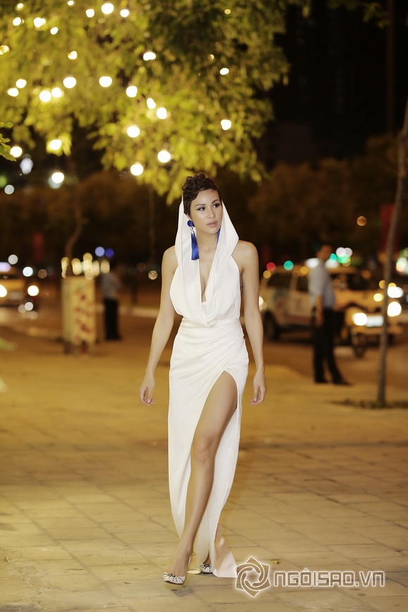 Siêu mẫu phương mai,phương mai sexy,phương mai xẻ trên hở dưới