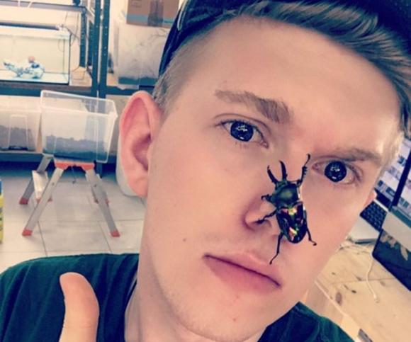 đời sống trẻ, chàng trai cho côn trùng lên mặt, chàng trai nuôi côn trùng, Adrian Kozakiewicz, nhịp sống trẻ