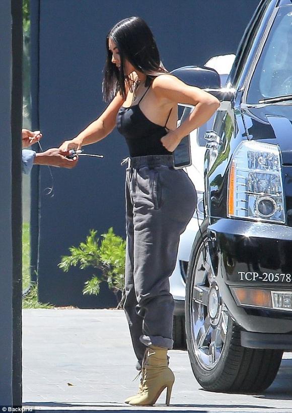 Kim Kardashian, sao Hollywood, Kim Kardashian lộ mông xấu, Kim khoe vòng 3 
