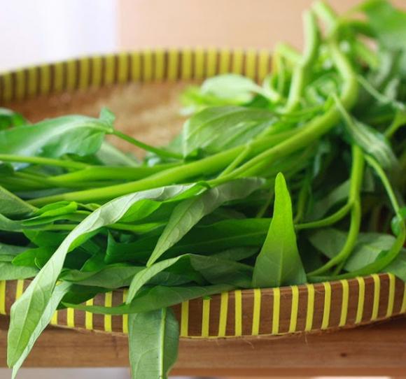 rau muống xanh để trên mẹt