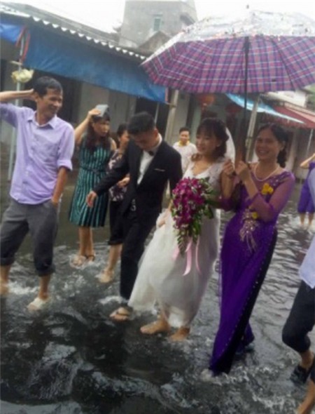đám cưới có 102, đám cưới độc la, đám cưới trời mưa