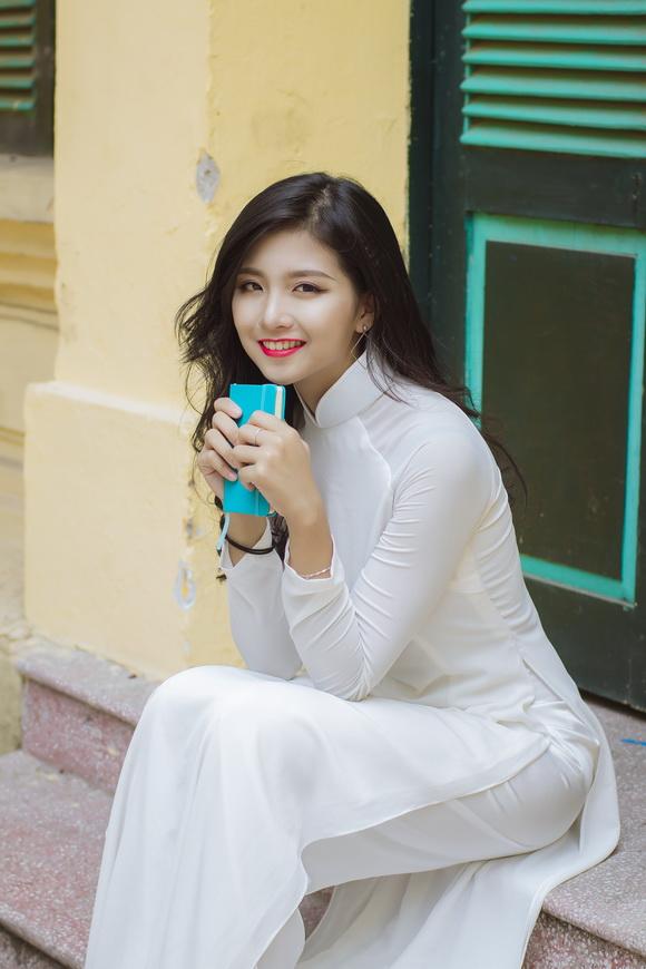 Ngắm vẻ đẹp tinh khôi của nữ sinh Việt Đức trong tà áo dài trắng