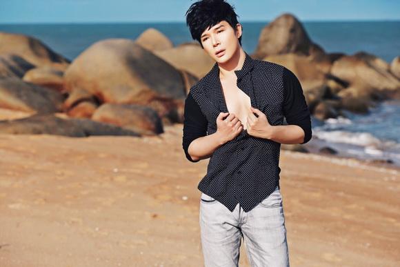 Ca sĩ nathan lee,nathan lee cởi áo,nathan lee phơi mình trước biển