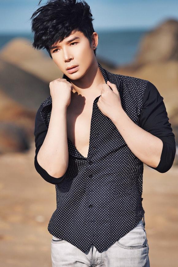 Ca sĩ nathan lee,nathan lee cởi áo,nathan lee phơi mình trước biển