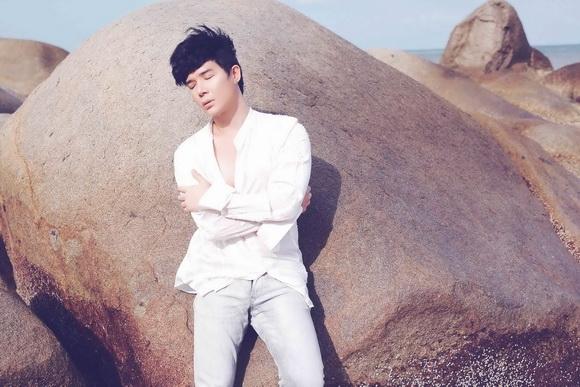 Ca sĩ nathan lee,nathan lee cởi áo,nathan lee phơi mình trước biển
