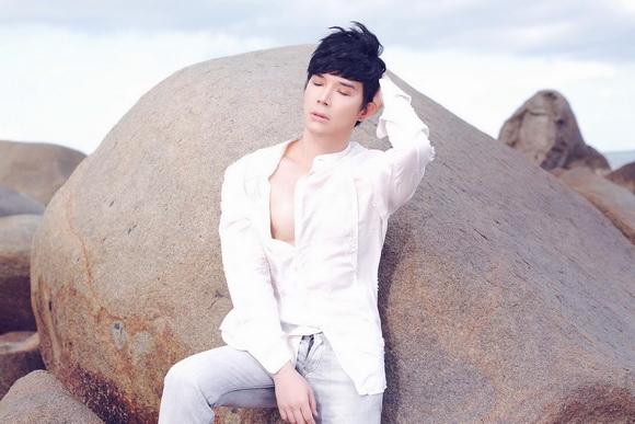 Ca sĩ nathan lee,nathan lee cởi áo,nathan lee phơi mình trước biển