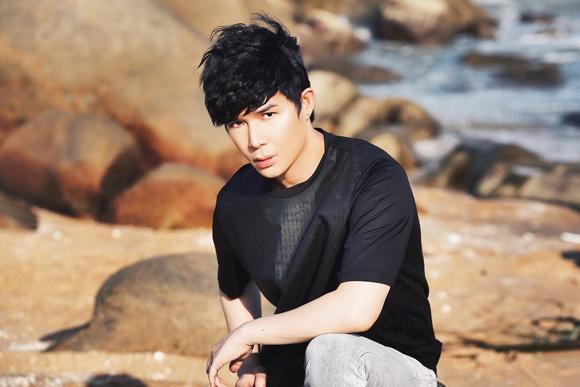 Ca sĩ nathan lee,nathan lee cởi áo,nathan lee phơi mình trước biển