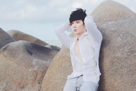 Ca sĩ nathan lee,nathan lee cởi áo,nathan lee phơi mình trước biển