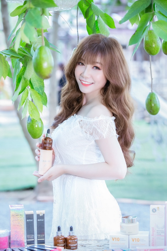 pham-thi-huong-146-2-ngoisao.vn-w580-h870 4 Skinaz, Mỹ phẩm Skinaz, Mỹ phẩm làm đẹp, Làn da trắng hồng