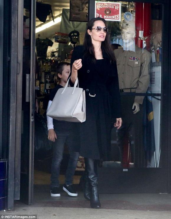 ,nu dien vien Angelina Jolie,Diễn viên Angelina Jolie,Angelina Jolie đưa con đi mua sắm, sao Hollywood
