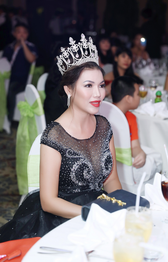 Á hậu Uyên Huỳnh, hoa hậu Hồng Thy, Emy Ngọc Nhi, Sao Việt
