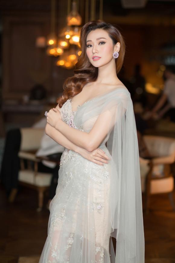 Khánh My, diễn viên Khánh My, Hoa hậu Hoàn vũ Natalie Glebova, sao Việt