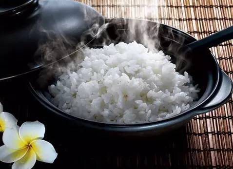 đặt trứng vào gạo, công dụng của gạo, vì sao đặt trứng vào gạo, cách bảo quản trứng