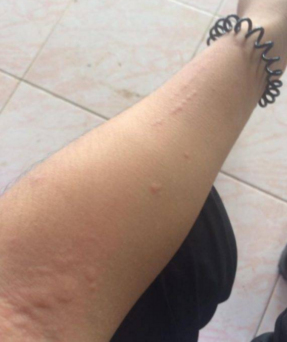 cô gái trẻ nhận cái kết bất ngờ, điều khiển xe máy không đội mũ bảo hiển, mũ bảo hiểm