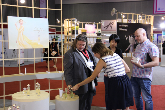 my-pham-sai-gon-147-2-ngoisao.vn-w580-h386 2 Miss Saigon The Essence, Mỹ phẩm Sài Gòn, Nước hoa