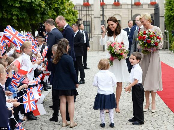 Hoàng tử bé George và em gái,hoàng tử bé George,Công nương Kate xinh đẹp quý phái,vợ Hoàng tử William,vợ chồng Hoàng tử Anh