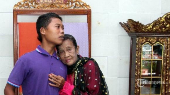chàng trai 16 tuổi cưới cụ bà 71 tuổi, Cặp đôi đũa lệch, Chuyện lạ quanh ta