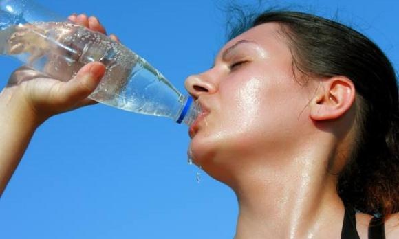 uống nước, uống nước nóng, uống nước ấm, uống nước lạnh, uống nước mát, uống nước ấm hay nước lạnh tốt cho sức khỏe