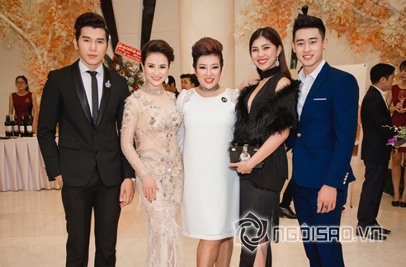 Nữ Doanh nhân xinh đẹp Hạnh Kimmy sánh bước dàn sao Việt dự dạ tiệc Hoàng kim của Nguyên Vũ 0 Doanh nhân Hạnh Kimmy, Hạnh Kimmy, Hạnh Kimmy hội ngộ sao Việt, Dạ tiệc Hoàng kim ca sĩ Nguyên Vũ