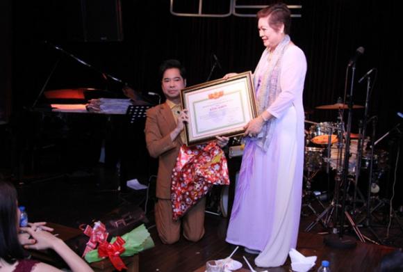 chuyện làng sao,sao Việt,Ngọc Sơn,Ngọc Sơn được tặng danh hiệu Giáo sư âm nhạc,Giáo sư âm nhạc,showbiz Việt