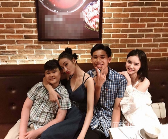 Angela Phương Trinh, Angela Phương Trinh và mẹ, Angela Phương Trinh và em gái, bố của Angela Phương Trinh,chuyện làng sao,sao Việt