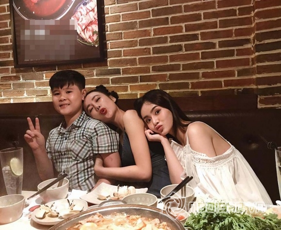 Angela Phương Trinh, Angela Phương Trinh và mẹ, Angela Phương Trinh và em gái, bố của Angela Phương Trinh,chuyện làng sao,sao Việt