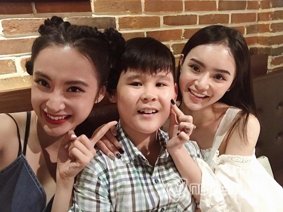 Angela Phương Trinh, Angela Phương Trinh và mẹ, Angela Phương Trinh và em gái, bố của Angela Phương Trinh,chuyện làng sao,sao Việt