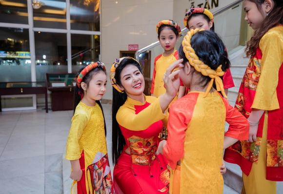 Người mẫu hồng quế,con gái hồng quế,hoa hậu ngọc hân,thời trang sao,sao Việt