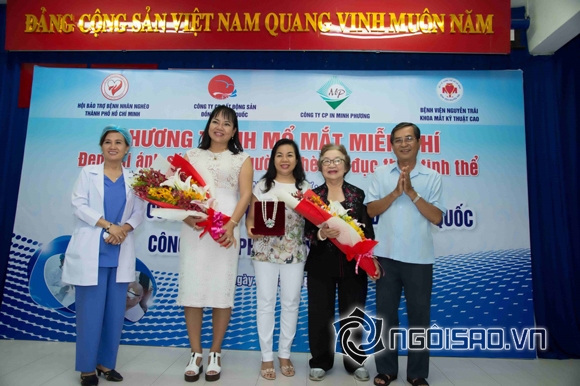 a-khoi-thanh-huong-trao-qua-288-2-ngoisao.vn-w580-h386 0 Doanh nhân Hồ Thị Thanh Hương, Á khôi Thanh Hương, Sao Việt