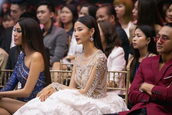 sao việt, hoàng thùy, hoàng thùy the face, hoàng thùy mặc trang phục lạ, hoàng thùy thi hoa hậu,thời trang