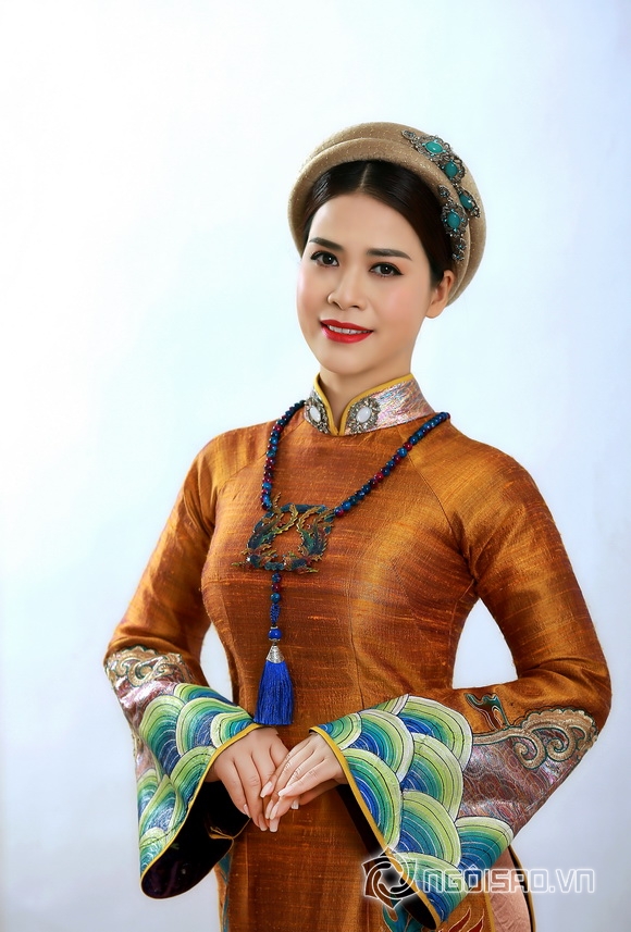 a-hau-y-lan-308-3-ngoisao.vn-w580-h857 2 Á hậu Ý Lan, Nam Phương Hoàng Hậu, sao việt