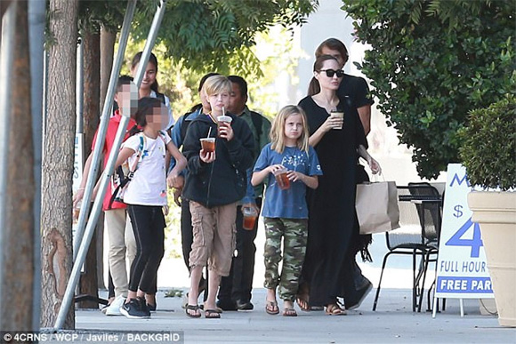 Angelina Jolie, Angelina Jolie mặt mộc, sao mặt mộc,thời trang sao,sao Hollywood